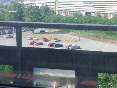 10 Blick vom Verlassenen Verwaltungsgebäude auf unsere Autos.jpg