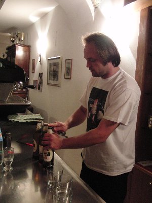 6 Waldemar eröffnet seine Bar.jpg